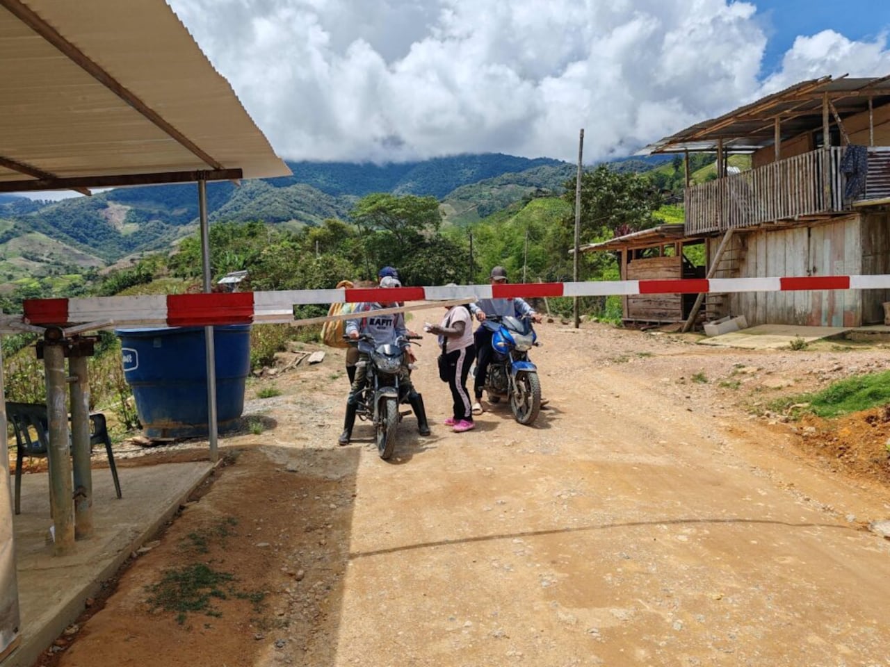 En la vereda Las Vegas, en la zona rural de Argelia, Cauca, la misma comunidad reúnen los recursos para la construcción de un puente vehicular.