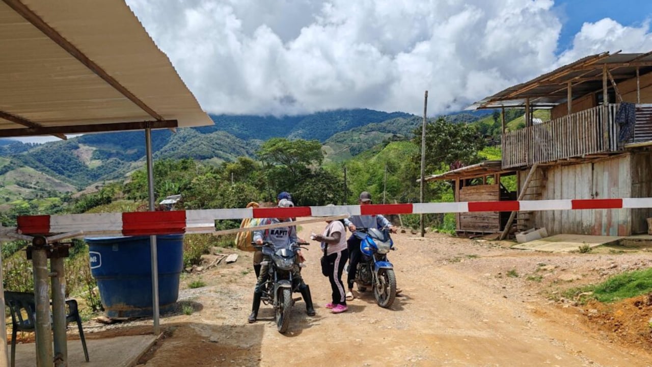 En la vereda Las Vegas, en la zona rural de Argelia, Cauca, la misma comunidad reúnen los recursos para la construcción de un puente vehicular.