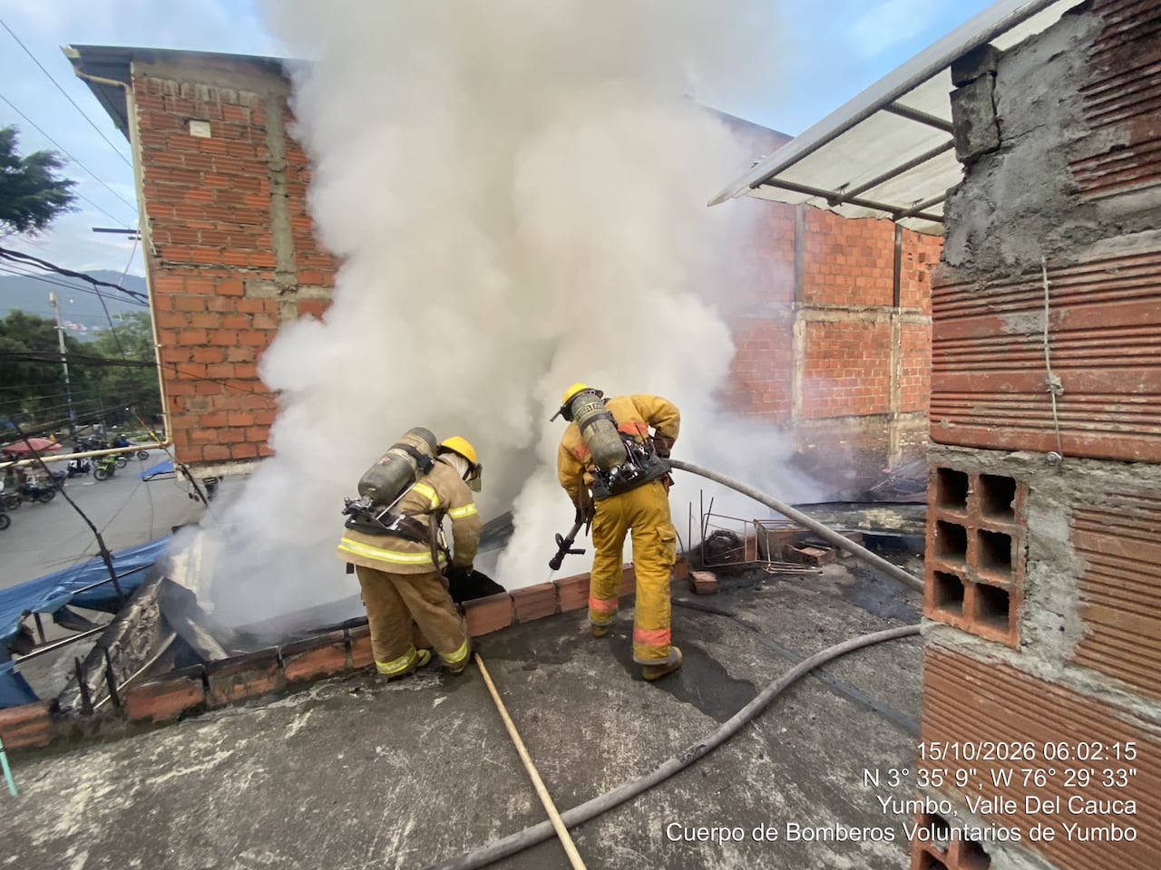 El Cuerpo de Bomberos de Yumbo se encargó de controlar la emergencia.