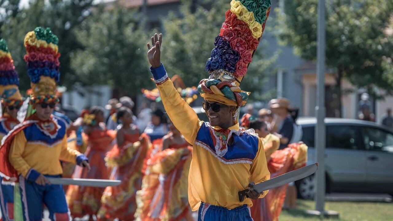 Joaquín Andrés Díaz Valencia es bailarín de folclore hace más de cinco años en la Compañía Artística Danzar en Cali. Durante este tiempo, ha logrado cumplir su sueño de conocer países de Europea, mientras reconoce el riesgo al que estuvo expuesto de niño.