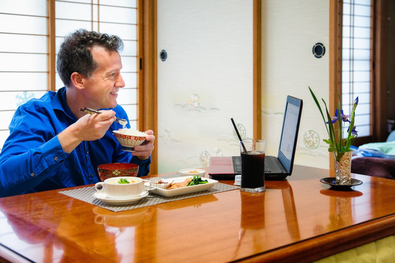 ¿Por qué algunas personas continúan con la antigua tradición de esparcir arroz en la entrada de sus hogares? Un vistazo a las motivaciones detrás de este gesto aparentemente simple.