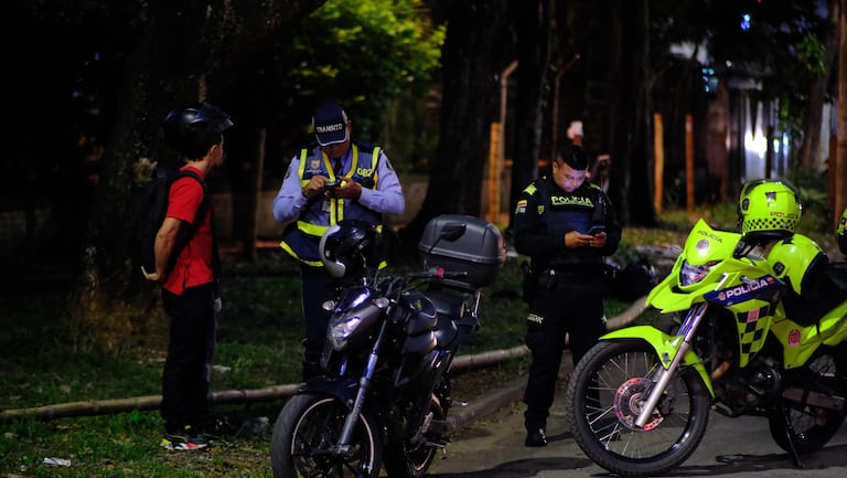 En las calles de Cali, las autoridades han detectado motos sin los elementos estipulados por la ley.