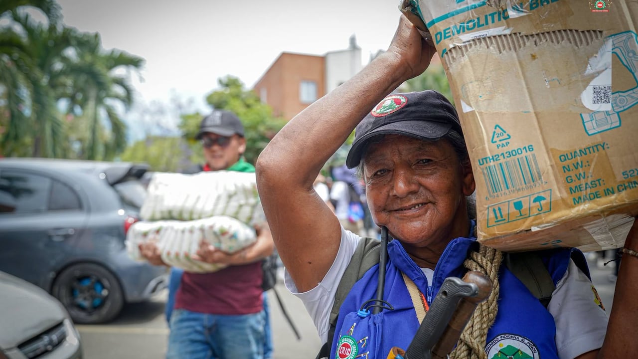 Desde el Proceso de Mujeres CRIC se dispuso una olla comunitaria para compartir alimento y fortalecer a rescatistas, voluntarios, familias afectadas y a todas las personas que hacen parte de esta Minga por la Vida.