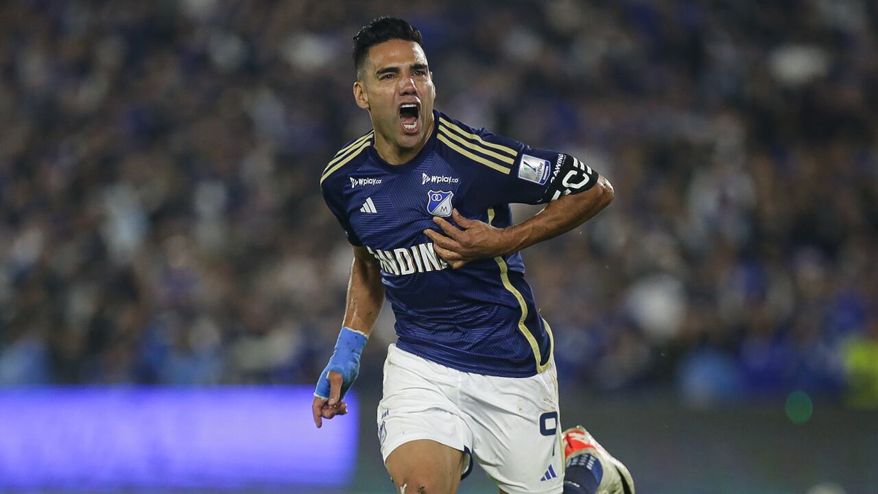 Radamel Falcao García celebra su primer gol con Millonarios en el estadio Nemesio Camacho El Campín de Bogotá.