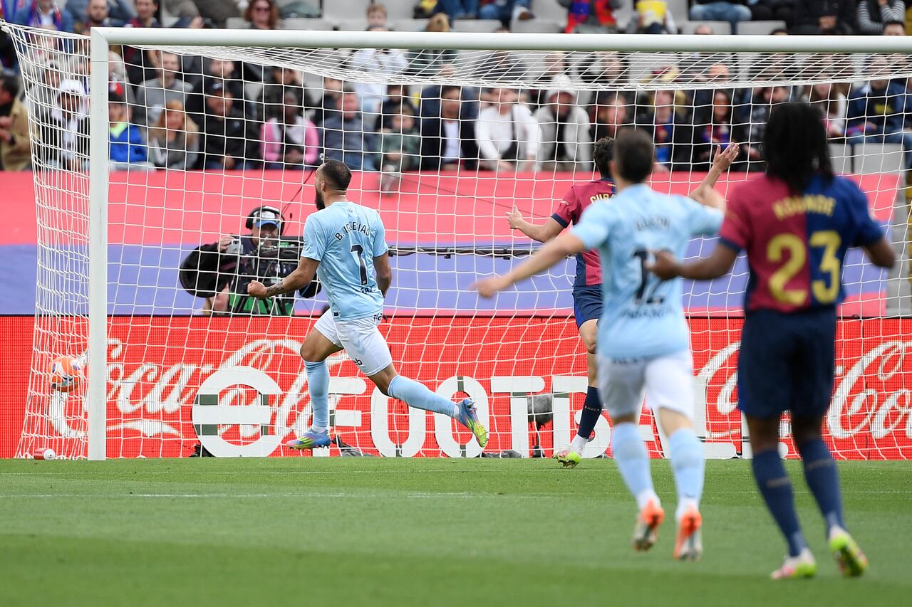 El delantero español #07 del Celta de Vigo, Borja Iglesias, celebra marcar su tercer gol durante el partido de fútbol de la liga española entre el FC Barcelona y el RC Celta de Vigo en el Estadi Olimpic Lluis Companys de Barcelona el 19 de abril de 2025. (Foto de Josep LAGO / AFP)