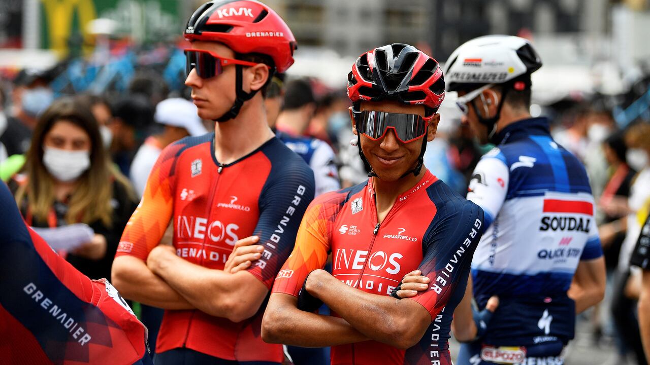 El ciclista colombiano del Team Ineos Grenadiers, Egan Bernal (C), sonríe antes de la cuarta etapa de la vuelta ciclista a España 2023, una carrera de 184,6 km desde Andorra la Vella a Tarragona, en Andorra, el 29 de agosto de 2023. ( Foto de Pau BARRENA / AFP)