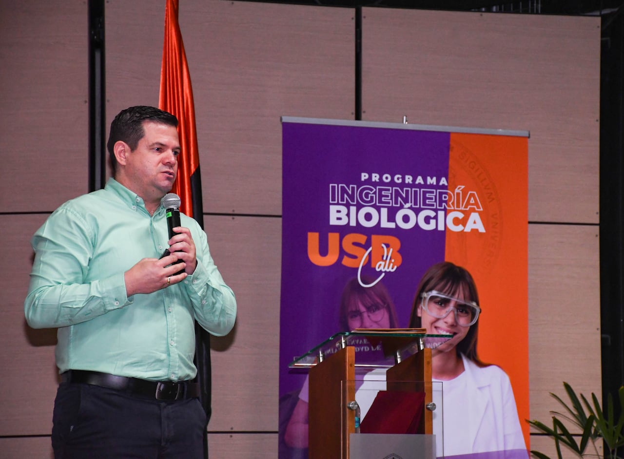 Fray Sergio Iván Rojas Díaz O.F.M., rector de la Universidad de San Buenaventura Cali, lideró el espacio sobre orientación vocacional durante el lanzamiento del programa de Ingeniería Biológica.