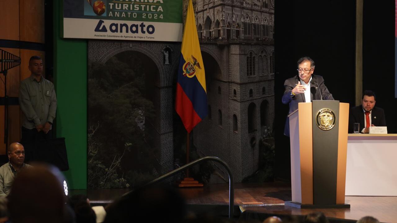 Gustavo Petro durante el evento de Anato 2024 (Asociación Colombiana de Agencias de Viajes y Turismo)