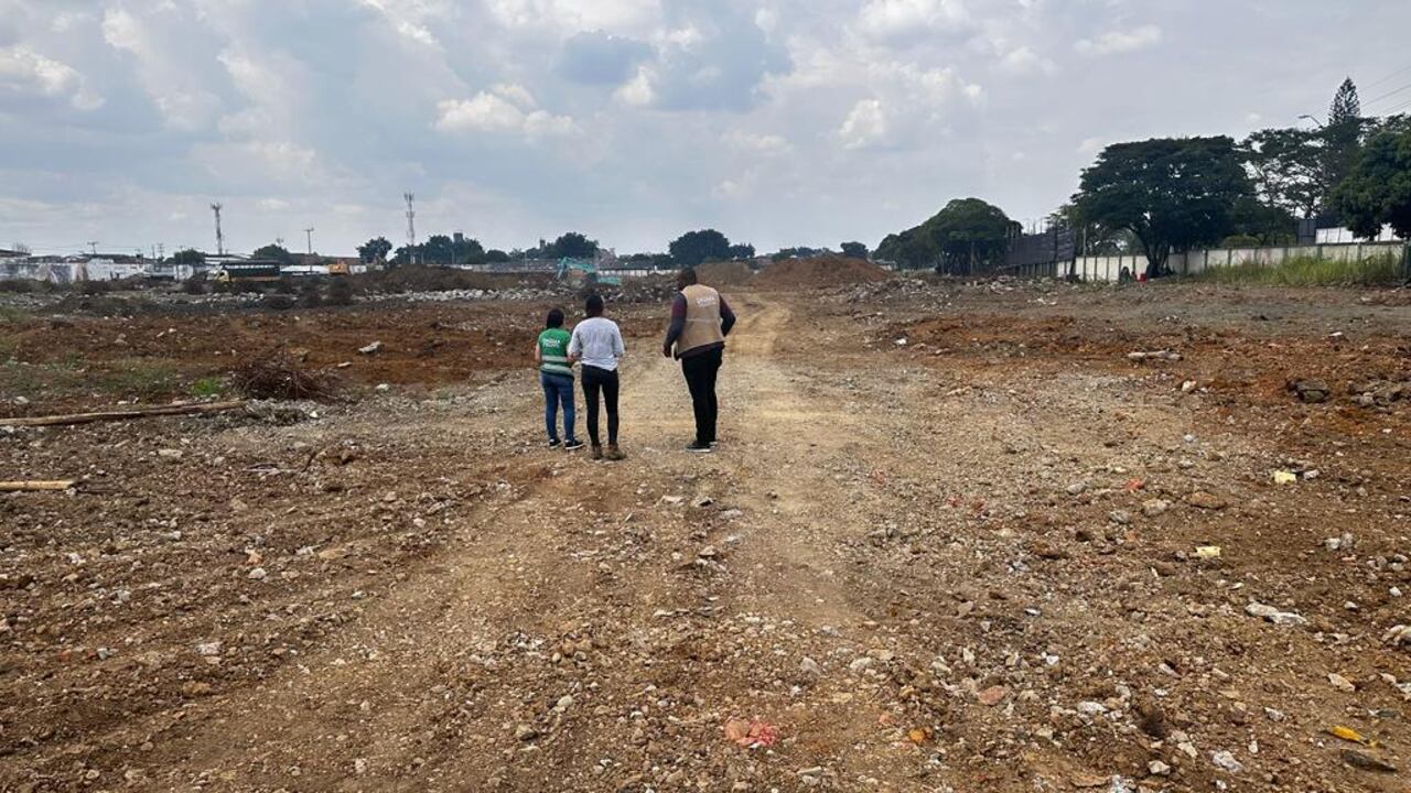 Por disponer de manera inadecuada de escombros o como lo denominan los técnicos: residuos de construcción y demolición, RCD, afectando un afloramiento de agua subterránea, las autoridades ambientales impusieron medidas preventivas al propietario de un predio así como a los generadores de los escombros.
Asimismo, se le suspendió el carné que autoriza a los volqueteros a transportar RCD.
