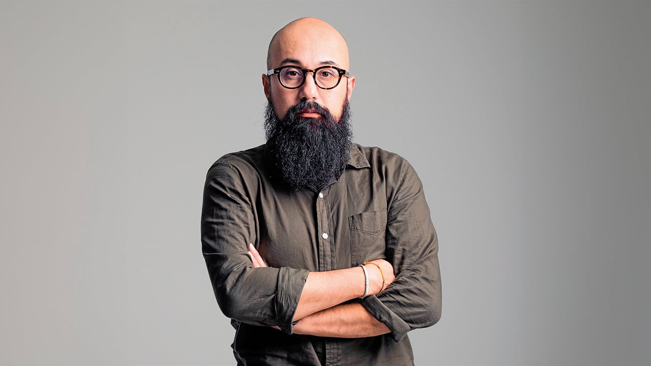 A Carlos Carrillo, director de la UNGRD, lo señala de supuesto espionaje, injuria y violencia política de género.