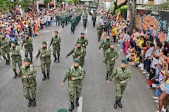 Este domingo 20 de julio, cientos de caleños llegaron hasta la tradicional Avenida Sexta, en el norte de Cali, para acompañar el desfile militar y policial con el que se conmemoraron los 215 años de la Independencia de Colombia, El desfile comenzó en la Plazoleta Jairo Varela y terminó en el CAI de Chipichape, en el norte de la ciudad y se convirtió en un acto lleno de civismo, orgullo patrio y reconocimiento a la labor de la Fuerza Pública. Fotos Raúl Palacios / El País.