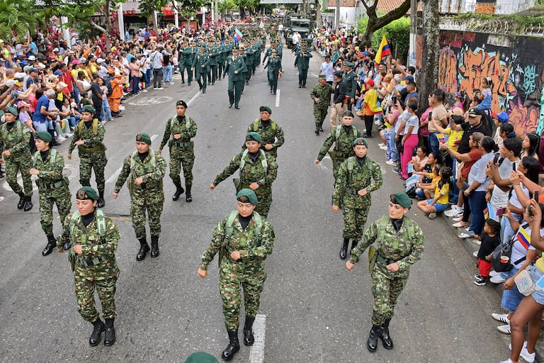 Este domingo 20 de julio, cientos de caleños llegaron hasta la tradicional Avenida Sexta, en el norte de Cali, para acompañar el desfile militar y policial con el que se conmemoraron los 215 años de la Independencia de Colombia, El desfile comenzó en la Plazoleta Jairo Varela y terminó en el CAI de Chipichape, en el norte de la ciudad y se convirtió en un acto lleno de civismo, orgullo patrio y reconocimiento a la labor de la Fuerza Pública. Fotos Raúl Palacios / El País.