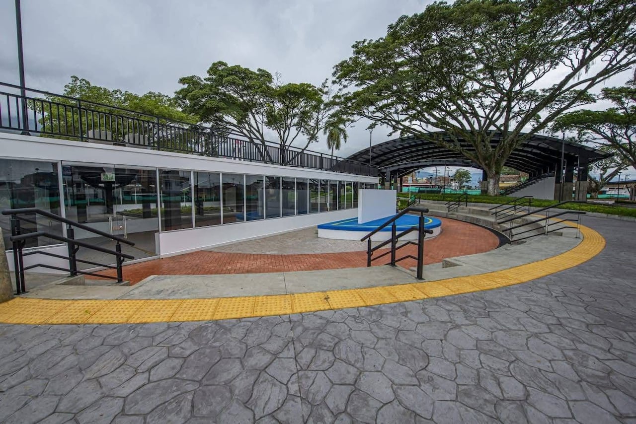 Miranda es un municipio colombiano ubicado en el norte del departamento del Cauca, conocido como la "perla del norte del Cauca". Con una población aproximada de 33,748 habitantes (2024), destaca por sus paisajes montañosos, diversidad cultural afrodescendiente e indígena, y una economía enfocada en el turismo rural y agrícola.