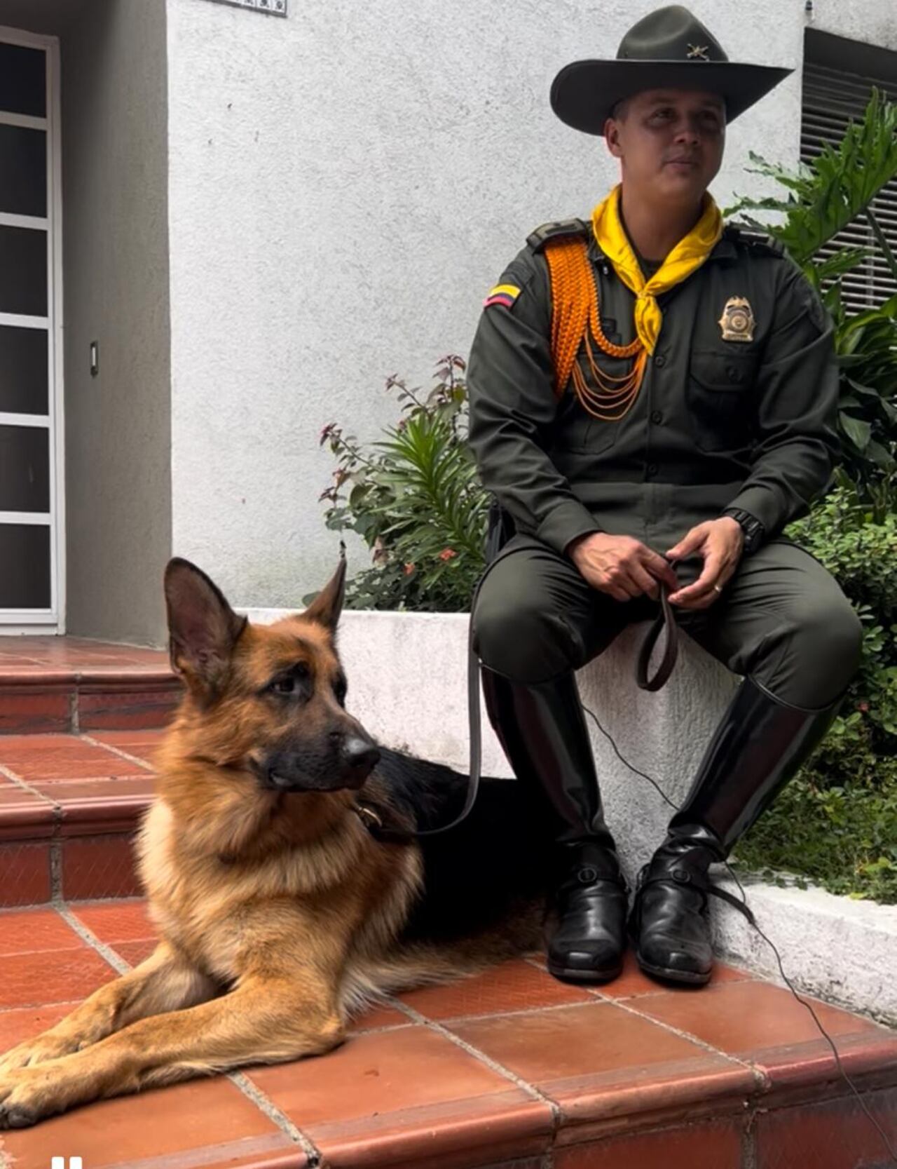 El subintendente Jorge Eduardo Caicedo es guía canino del Grupo de Carabineros de la Policía Metropolitana de Cali.