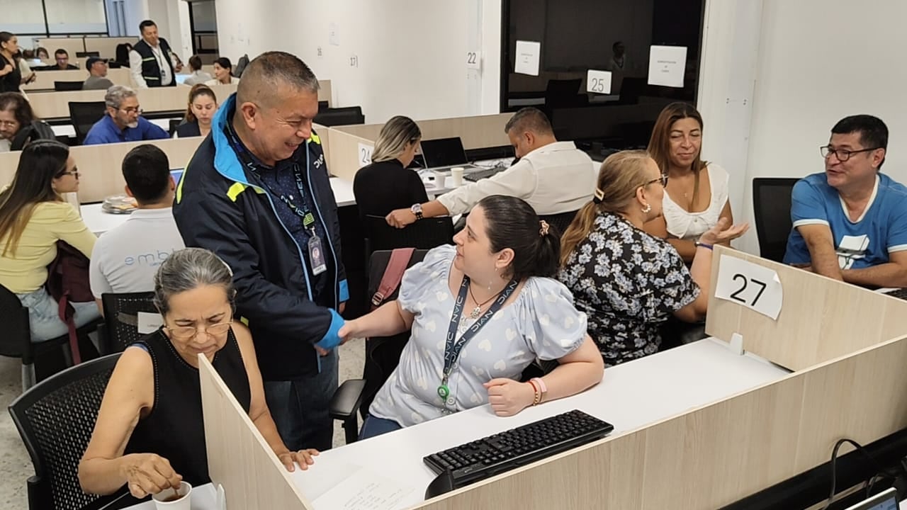 Asistentes revisan sus obligaciones tributarias en los módulos instalados por la DIAN.