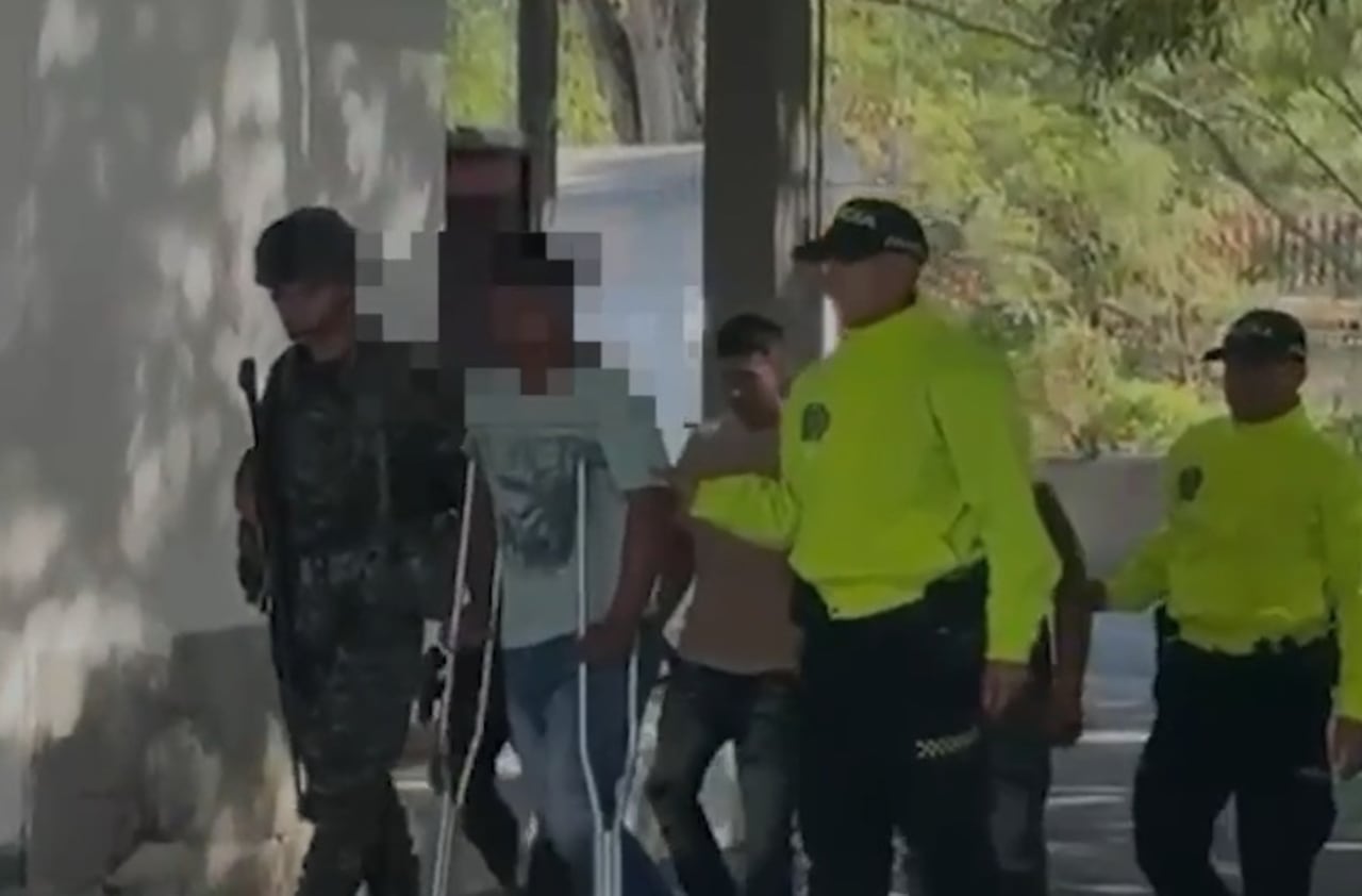 Tres presuntos integrantes del Frente 57 Yaír Bermúdez fueron capturados durante un allanamiento en la zona rural de Sevilla, Valle del Cauca.