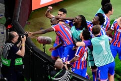 El delantero francés del Crystal Palace, Jean-Philippe Mateta (C-I), número 14 del equipo, se acerca a la cámara del fotógrafo mientras celebra el 1-0 con sus compañeros durante la final de la Liga de Conferencia de la UEFA entre el Crystal Palace FC y el Rayo Vallecano de Madrid en Leipzig, Alemania, el 27 de mayo de 2026. (Foto de John MACDOUGALL / AFP)