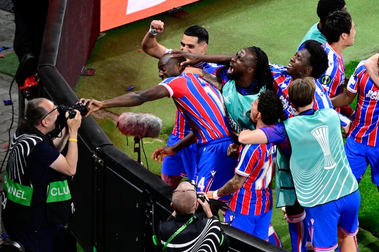 El delantero francés del Crystal Palace, Jean-Philippe Mateta (C-I), número 14 del equipo, se acerca a la cámara del fotógrafo mientras celebra el 1-0 con sus compañeros durante la final de la Liga de Conferencia de la UEFA entre el Crystal Palace FC y el Rayo Vallecano de Madrid en Leipzig, Alemania, el 27 de mayo de 2026. (Foto de John MACDOUGALL / AFP)