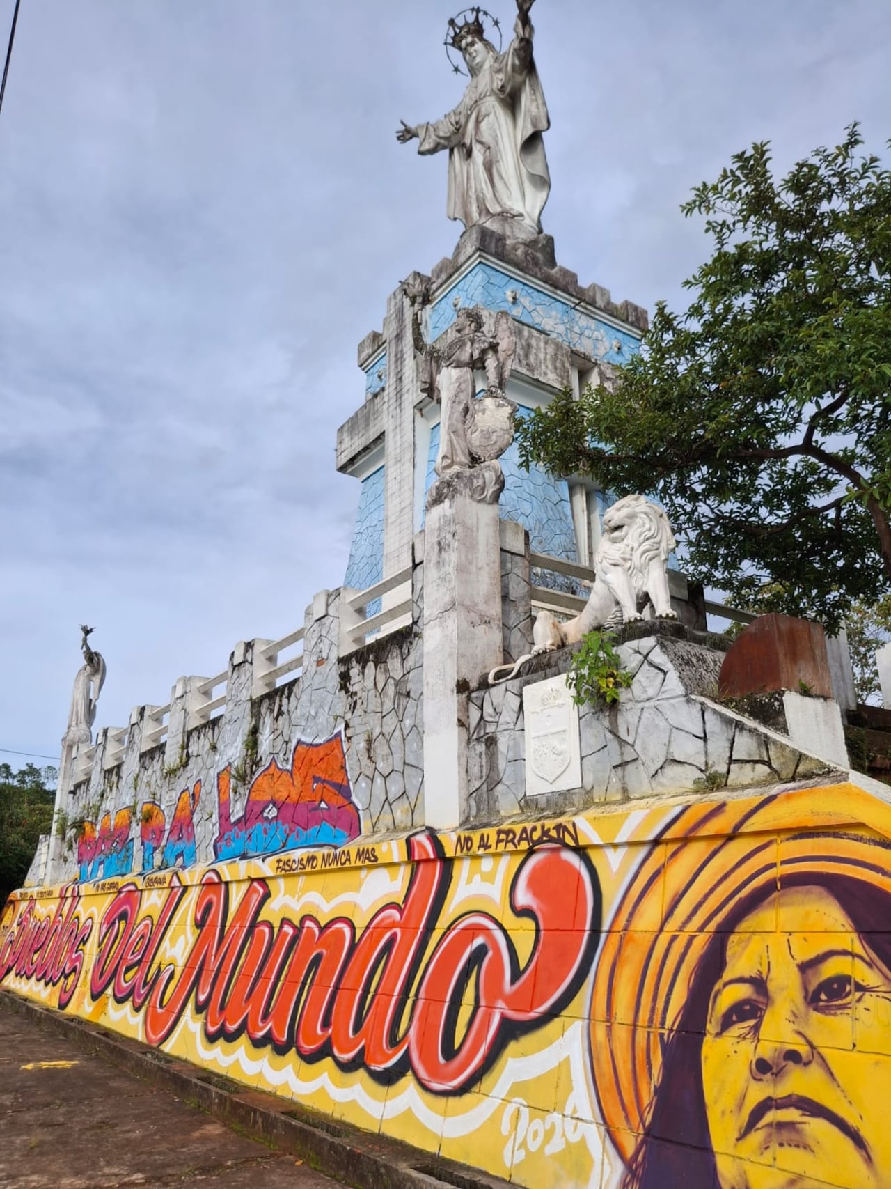 Baldosas deterioradas, señales de humedad y grafitis hacen parte de las condiciones que actualmente presenta la obra de Marcelino Vallejo.