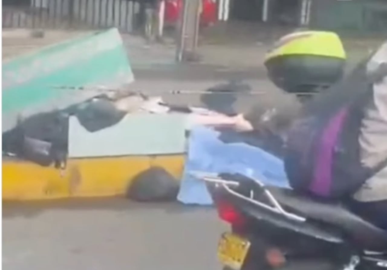 Transeúntes alertaron a las autoridades sobre el cuerpo abandonado.