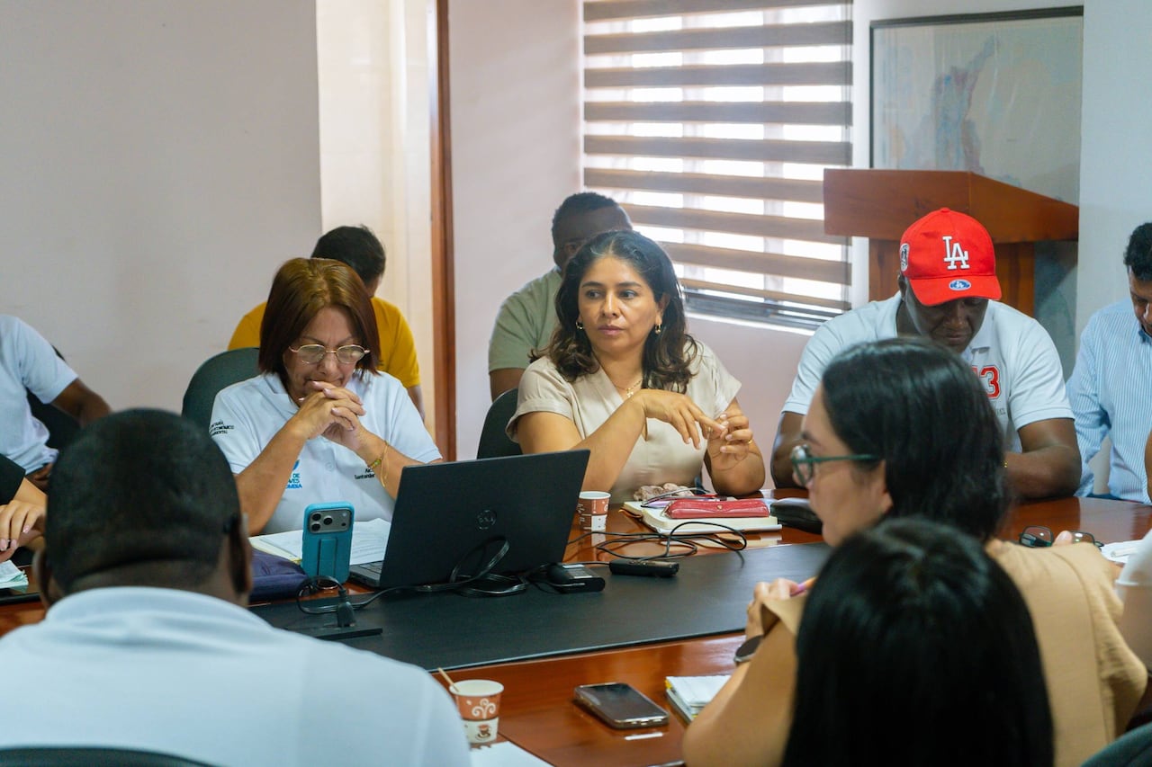 Reunión interinstitucional encabezada por la Alcaldía y la CRC para coordinar estrategias de atención y prevención de futuras emergencias.