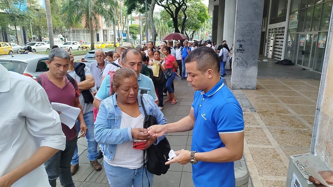 Largas filas Disfarma Cali 25 de marzo 2025.