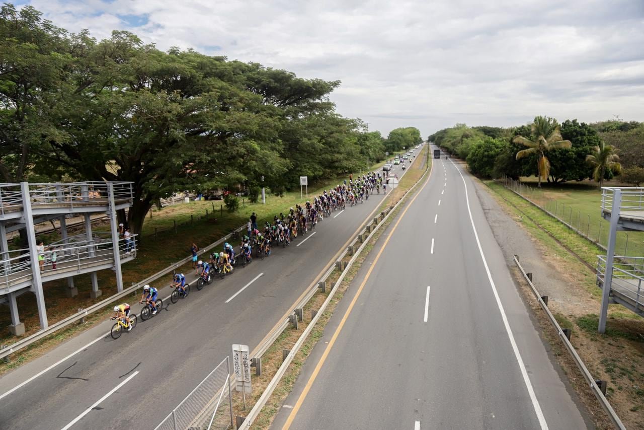 El grupo de ciclistas que participan en el Clásico RCN 2024, en las vías del Valle del Cauca.