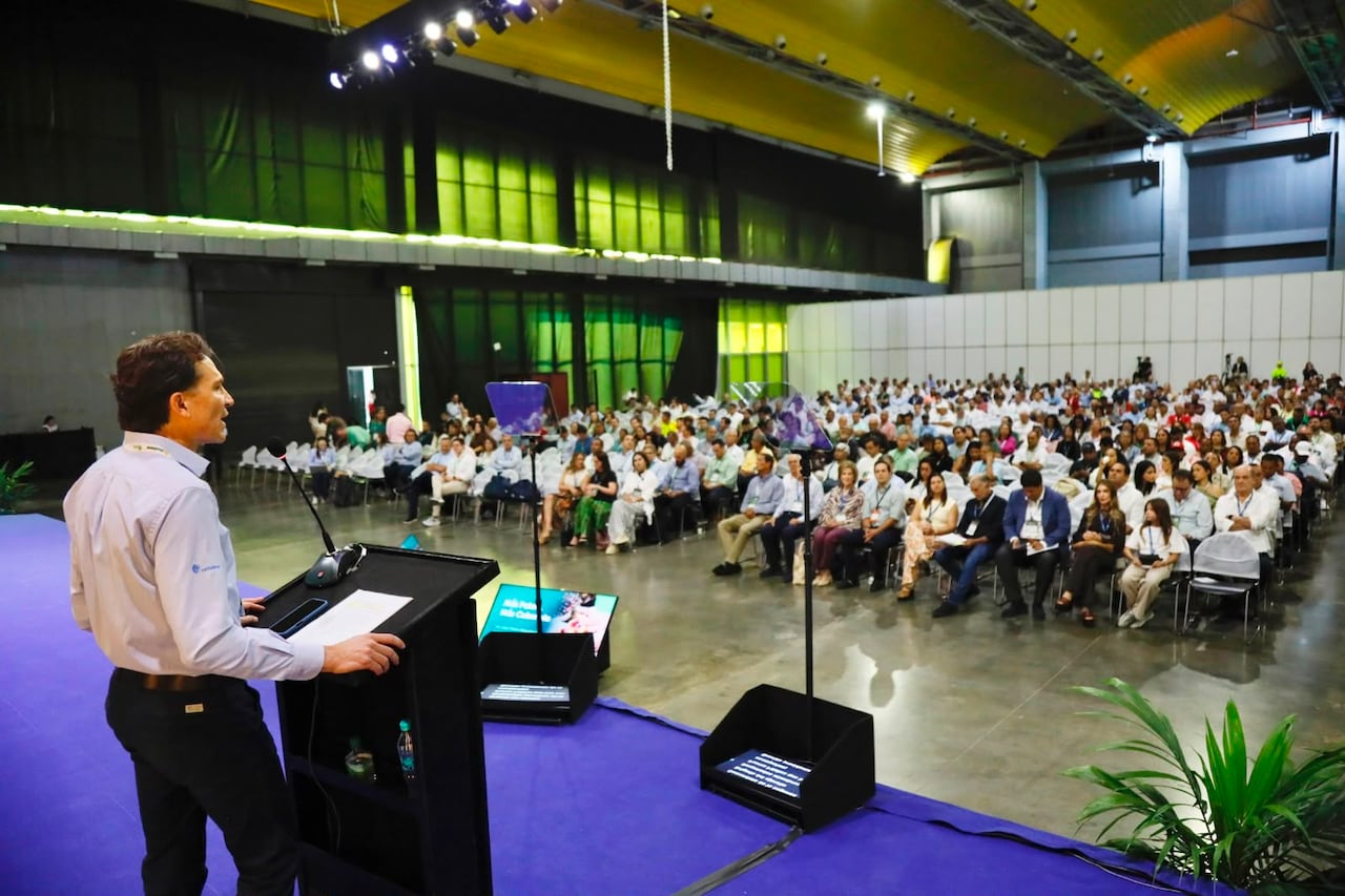Centenares de personas se dan cita en el Centro de Eventos Puerta de Oro, en la ciudad de Barranquilla, para discutir sobre las nuevas tendencias y desafíos del sector de la palama en Colombia.