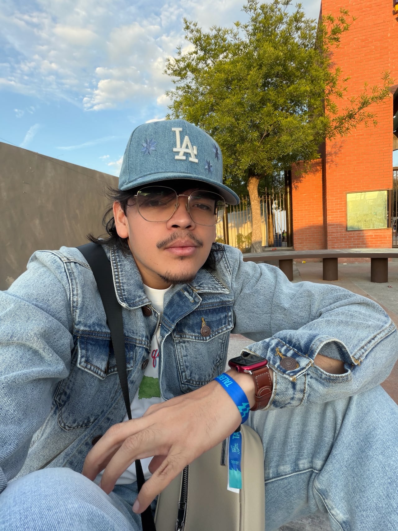 arlos Mauricio Gómez, conocido como Komanche, fue un creador de contenido salvadoreño que ganó reconocimiento por sus transmisiones de videojuegos.