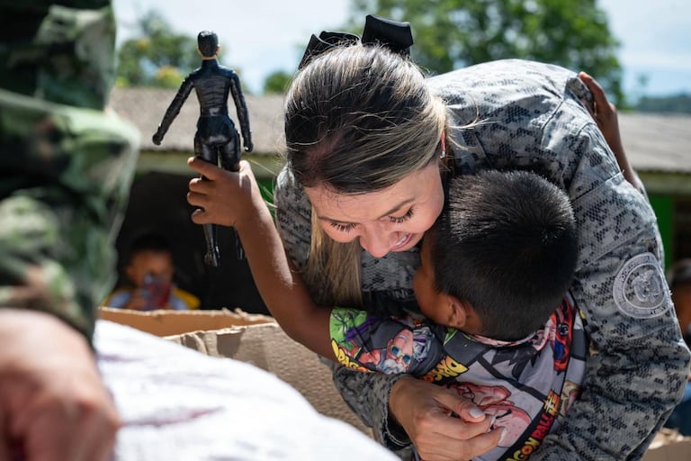 MinDefensa llevó más de tres mil regalos para celebrar la Navidad a indígenas en el Araracuara.