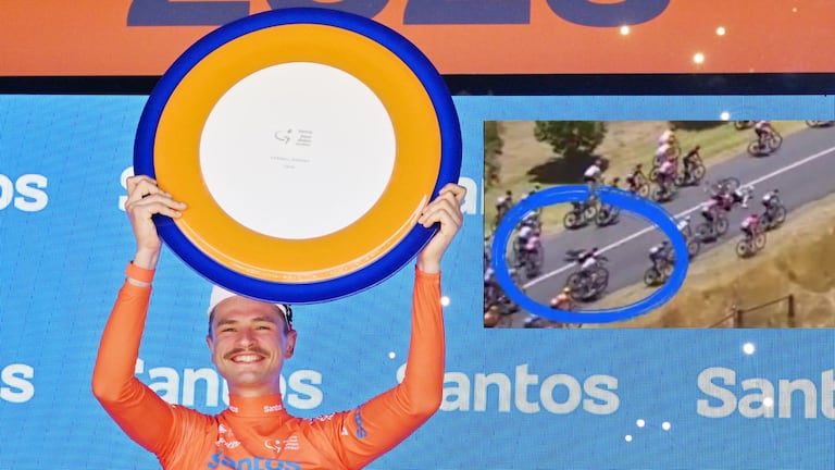 El ciclista australiano Jay Vine del UAE Team Emirates XRG sostiene el trofeo de ganador al final de la carrera ciclista masculina UCI Tour Down Under luego de chocar con un canguro.