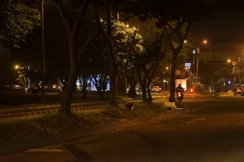 Cali: Informe autopista Simón Bolívar de noche, trancones, zonas oscuras e inseguras, mal estado de la malla vial. foto José L Guzmán. EL País