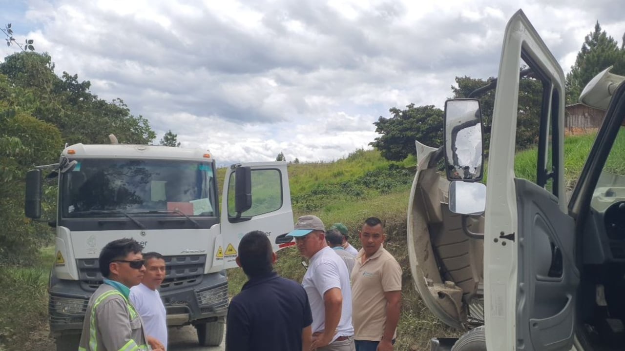 Uno de los vehículos recolectores de basura terminó con varios impactos de fusil tras el ataque armado registrado en la vía hacia el relleno sanitario Los Picachos, en zona rural de Popayán.
