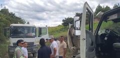 Uno de los vehículos recolectores de basura terminó con varios impactos de fusil tras el ataque armado registrado en la vía hacia el relleno sanitario Los Picachos, en zona rural de Popayán.