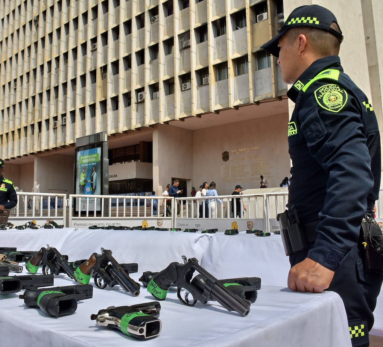 La Policía Metropolitana, en conjunto con la Secretaría de Seguridad y Justicia de Cali, resaltaron que el trabajo de lucha contra el crimen ha permitido incautar más de 900 armas y lograr importantes capturas durante 2025.
Uno de los resultados más importantes es la incautación de más de 900 armas de fuego con las que, según las autoridades, se planeaba realizar varios delitos como hurtos e incluso asesinatos. Fotos Raúl Palacios / El Pais.