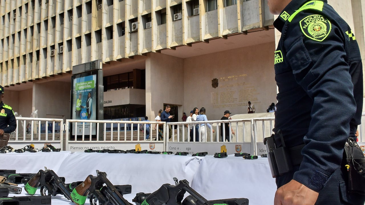 La Policía Metropolitana, en conjunto con la Secretaría de Seguridad y Justicia de Cali, resaltaron que el trabajo de lucha contra el crimen ha permitido incautar más de 900 armas y lograr importantes capturas durante 2025.
Uno de los resultados más importantes es la incautación de más de 900 armas de fuego con las que, según las autoridades, se planeaba realizar varios delitos como hurtos e incluso asesinatos. Fotos Raúl Palacios / El Pais.
