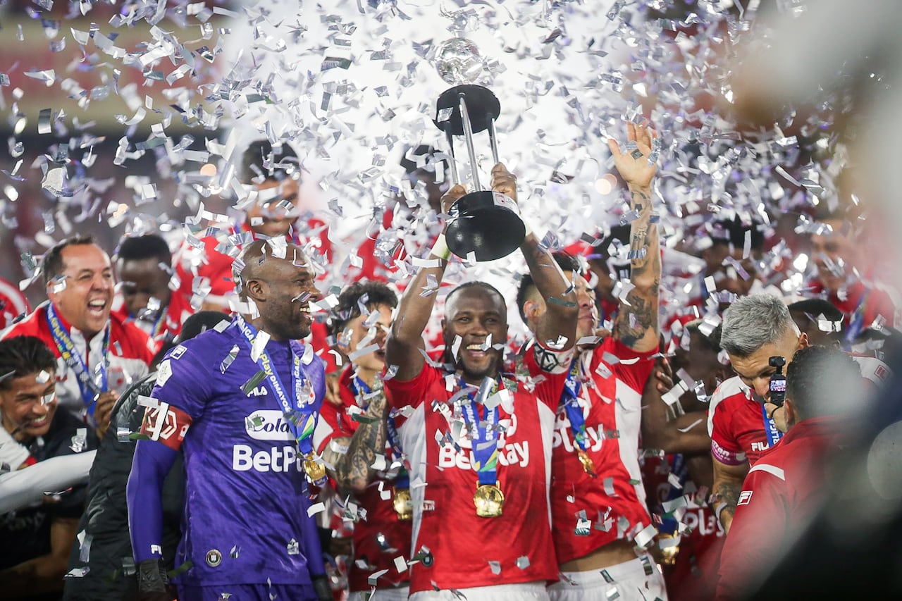 Independiente Santa Fe levanta el trofeo de campeón de la Superliga Colombiana tras derrotar al Junior de Barranquilla.