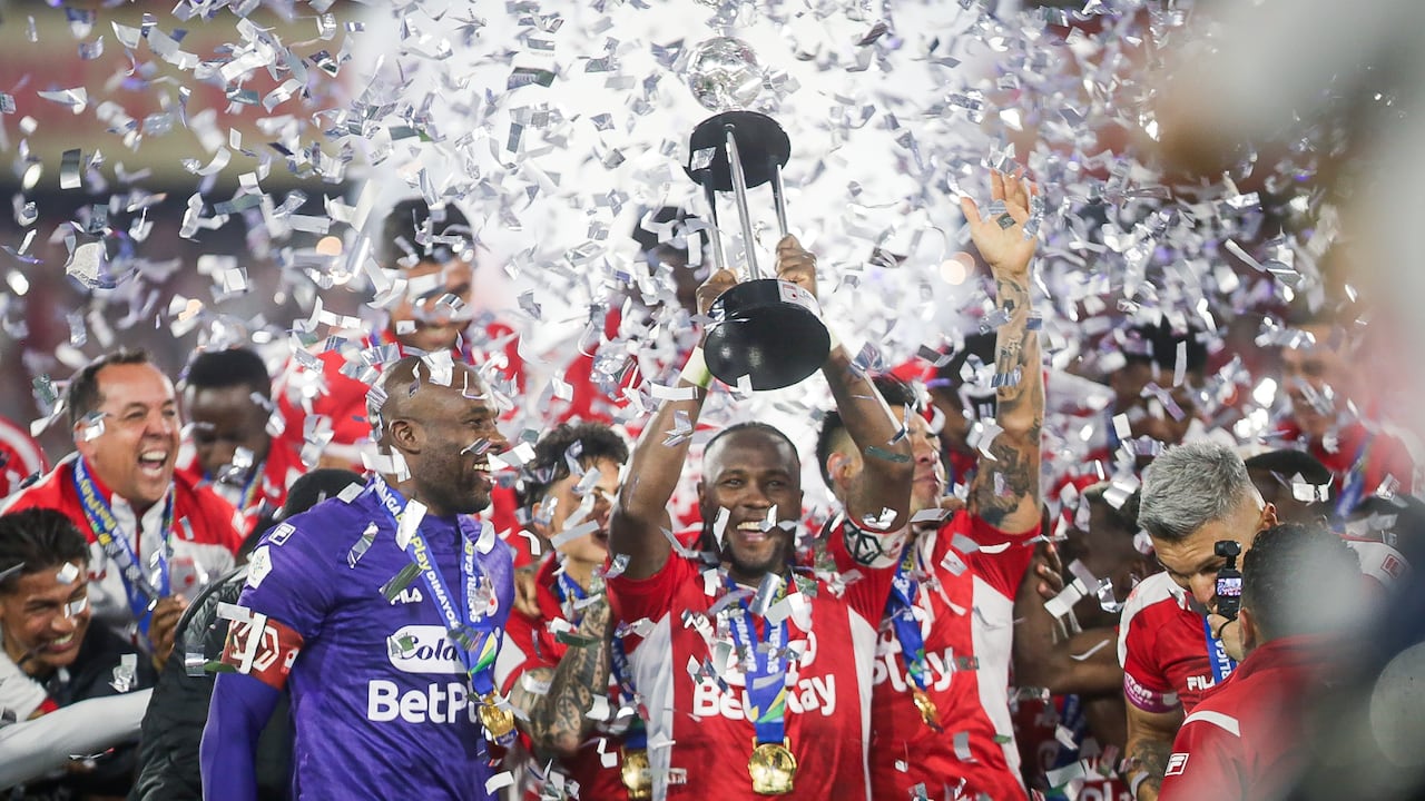 Independiente Santa Fe levanta el trofeo de campeón de la Superliga Colombiana tras derrotar al Junior de Barranquilla.