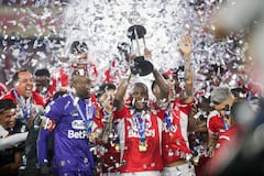 Independiente Santa Fe levanta el trofeo de campeón de la Superliga Colombiana tras derrotar al Junior de Barranquilla.