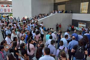 Miembros de la Asociación Nacional de Funcionarios y Empleados de Rama Judicial, Asonal en Cali, protestan a las afueras del Palacio de Justicia tras el accidente de un ascensor en el que murieron dos personas y otras cuatro resultaron heridas.