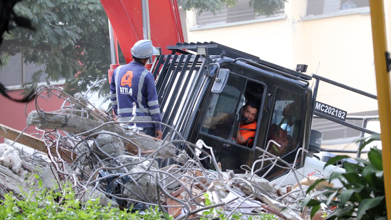 Demoliciones de los edificios Guadalupe y Molino Rojo en el sur de Cali.