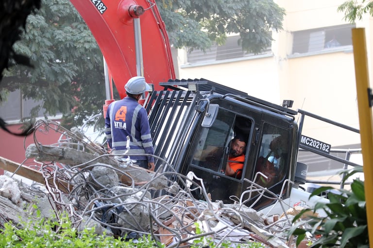 Demoliciones de los edificios Guadalupe y Molino Rojo en el sur de Cali.