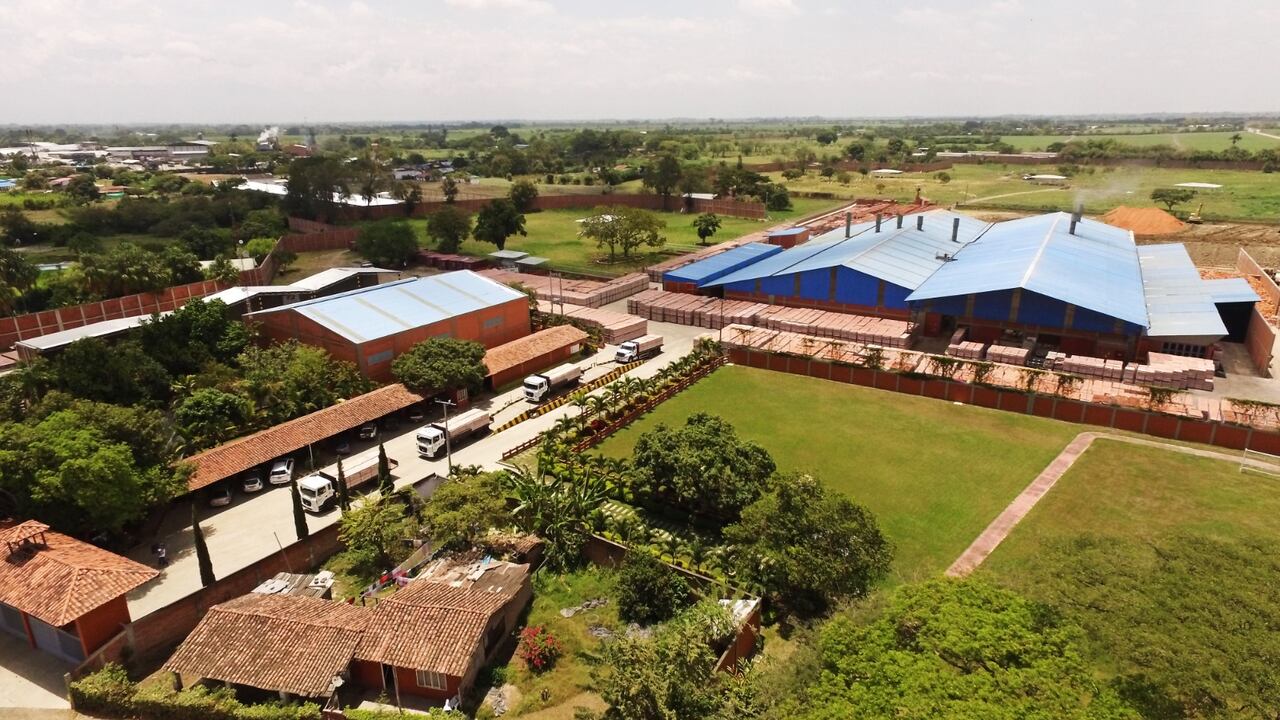 Entre las principales iniciativas implementadas por C.I. Lago Verde destacan la gestión de residuos sólidos que reduce el consumo de materias primas y promueve el reciclaje, así como la adopción de tecnologías limpias para combatir el cambio climático, reduciendo la emisión de gases de invernadero.