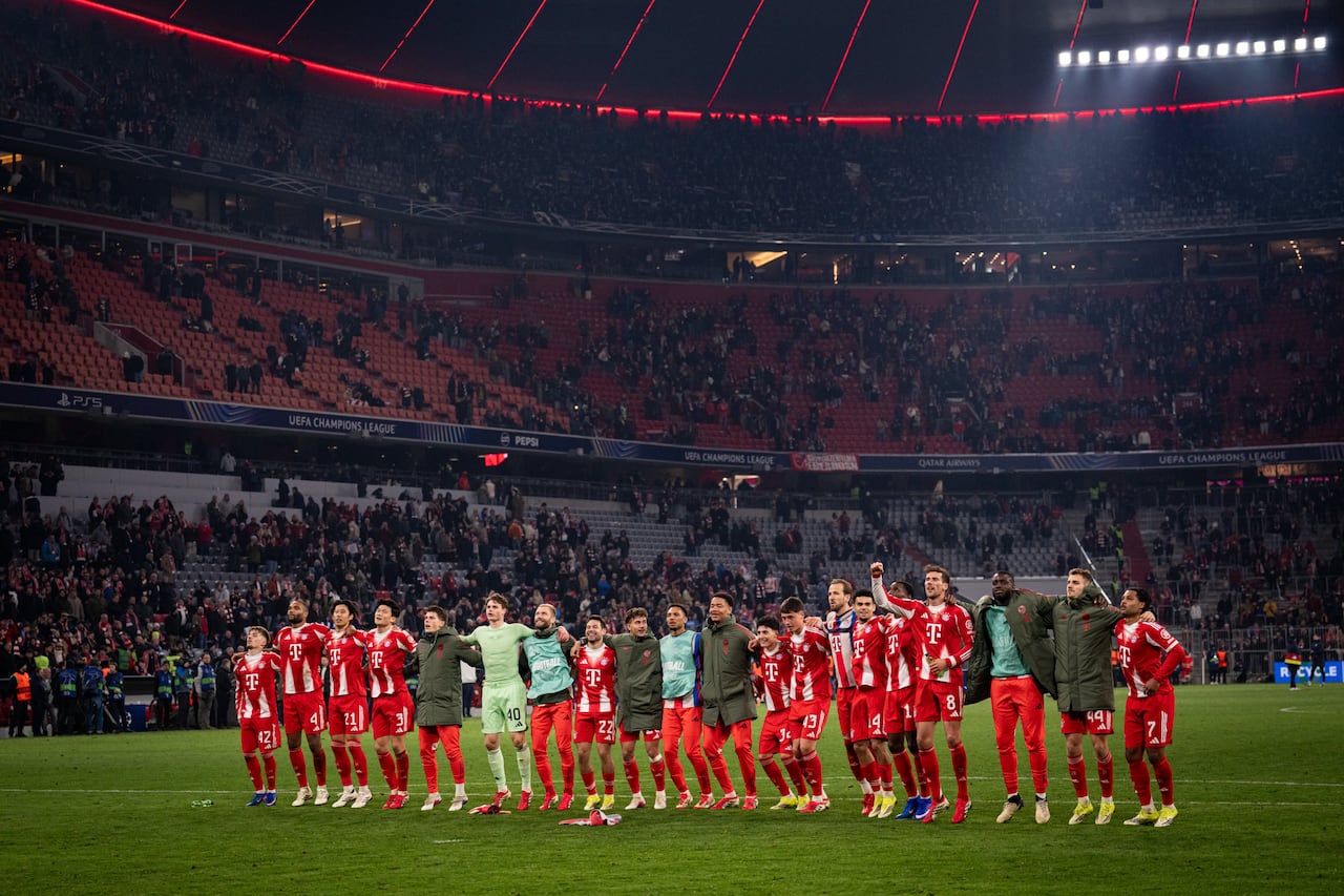 La plantilla del Bayern Múnich celebra la clasificación contra el Atalanta.