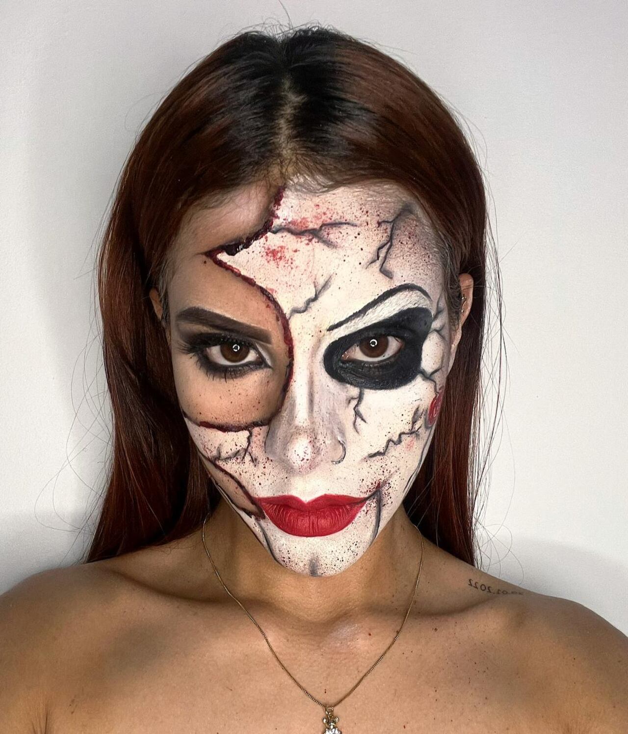 Use desmaquillador con  aceite, retire con algodón y lave con jabón facial.