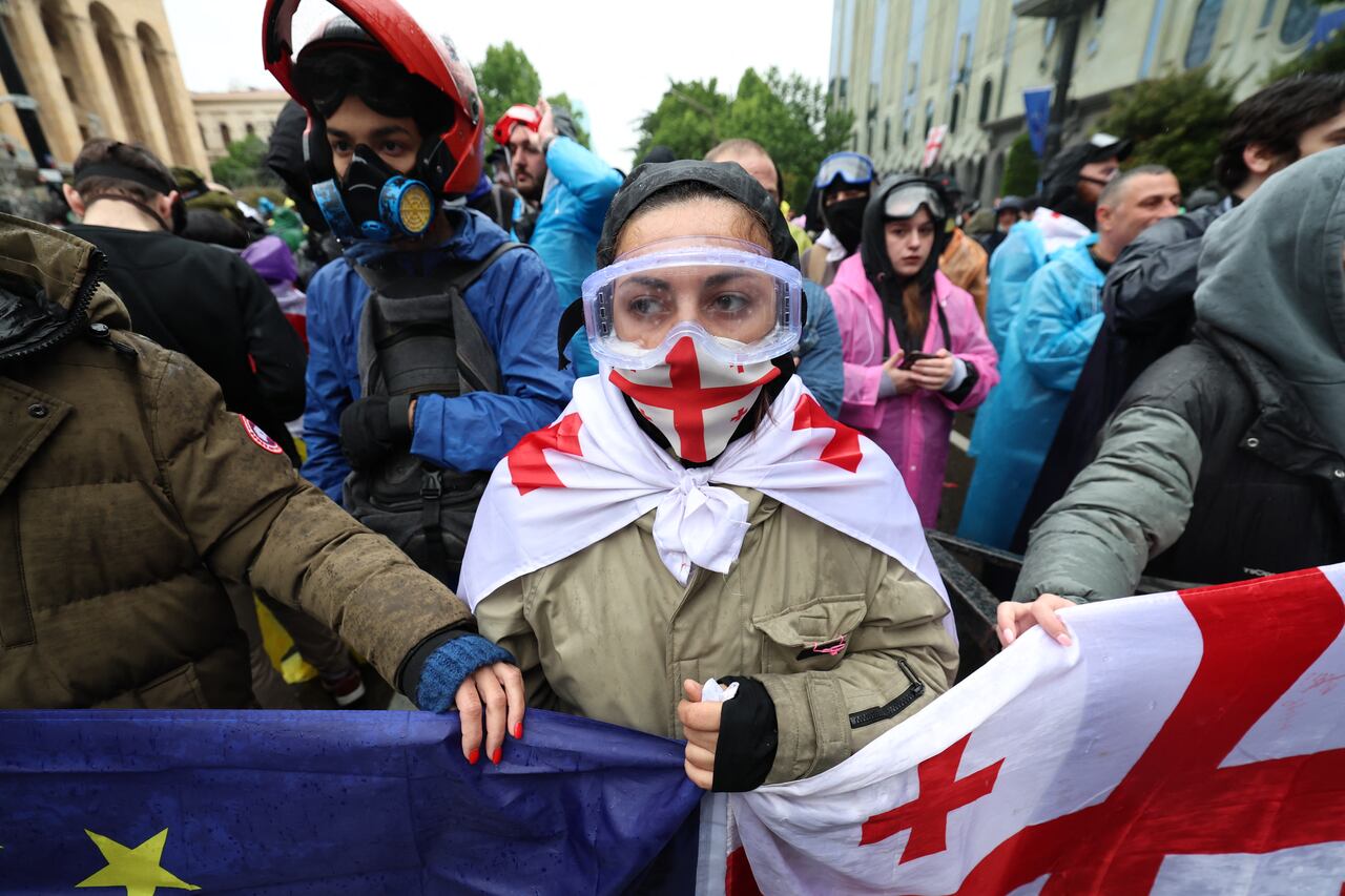 Manifestantes georgianos se manifiestan contra el controvertido proyecto de ley de "influencia extranjera".