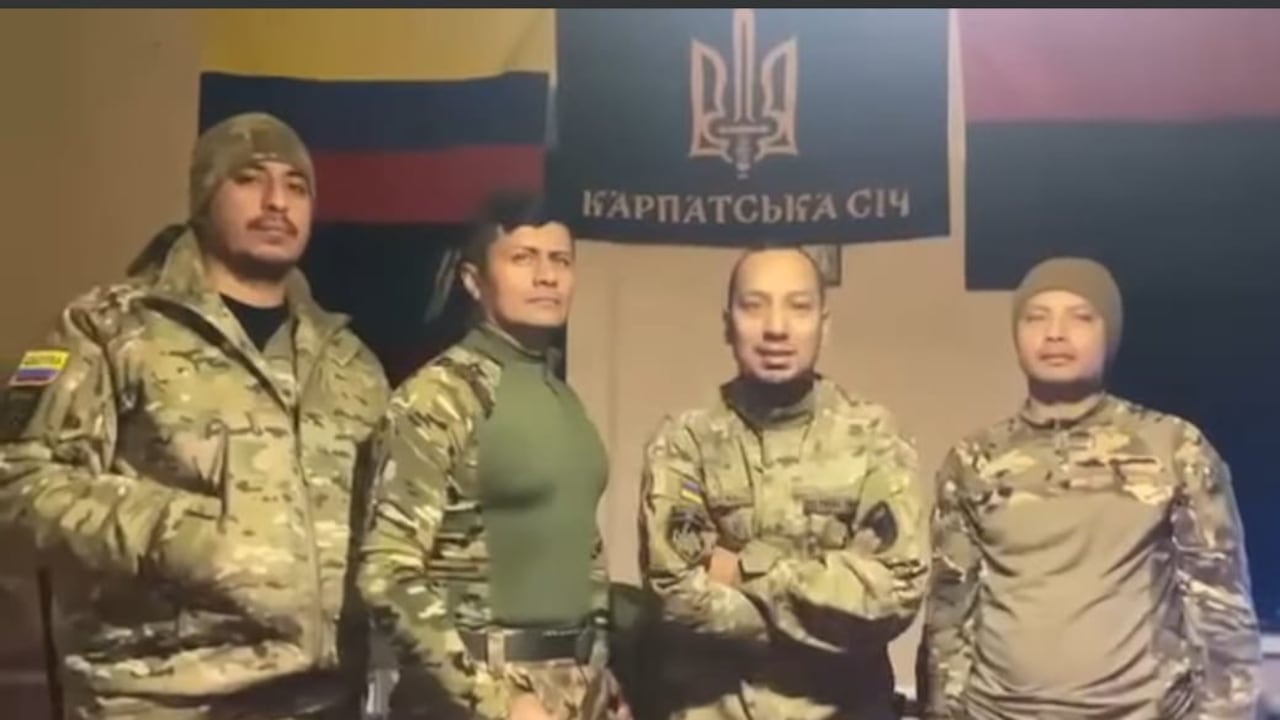 Estos hombres que son exmilitares colombianos, piden ayuda para contar con equipos que les permita sobrevivir en la guerra de Ucrania. Foto tomada de redes