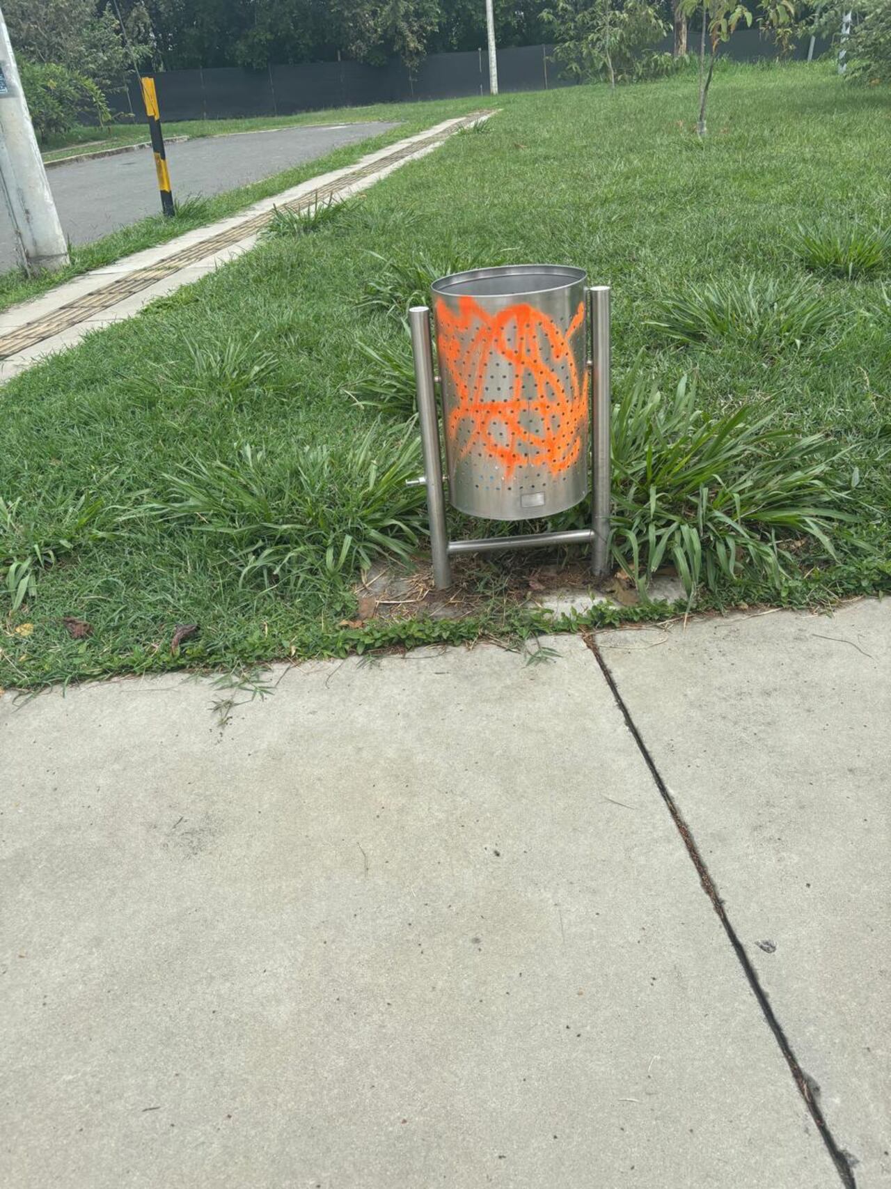 Parques y espacios públicos de Kachipay presentan daños y grafitis.