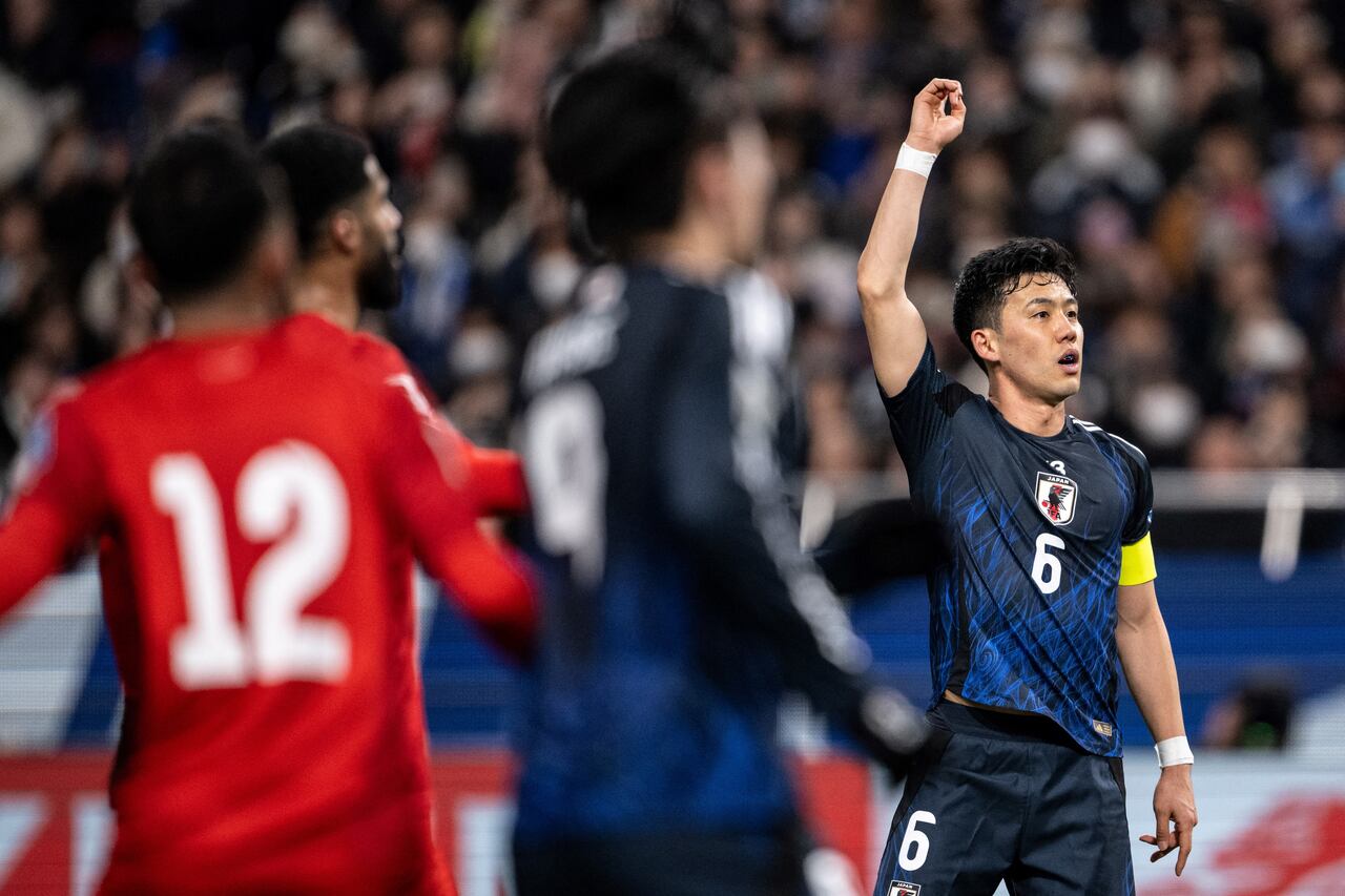 El japonés Wataru Endo hace un gesto durante el partido de clasificación asiática para la Copa Mundial de la FIFA 2026 entre Japón y Baréin en Saitama el 20 de marzo de 2025.