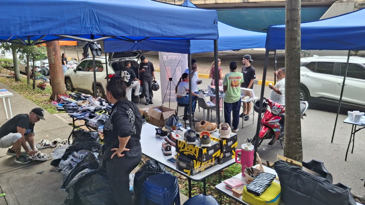 En la zona, hay una hilera de vendedores de diferentes productos y servicios que usualmente se encuentran en el centro comercial.
